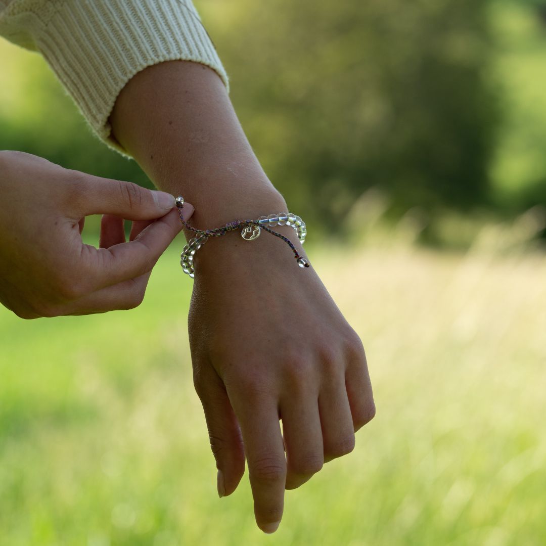 Regenbogen-Brücken Armband mit Gravur für Erinnerung an verstorbene Hunde, unterstützt Straßenhunde in Rumänien.