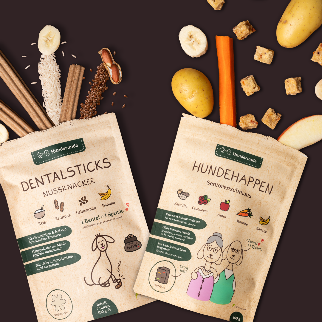 Zwei Hunderunde Bestseller Snack Bundle-Beutel enthalten Leckereien aus Kartoffel, Reis, Karotte und Apfel, mit zusätzlichen Snacks in der Nähe verstreut.