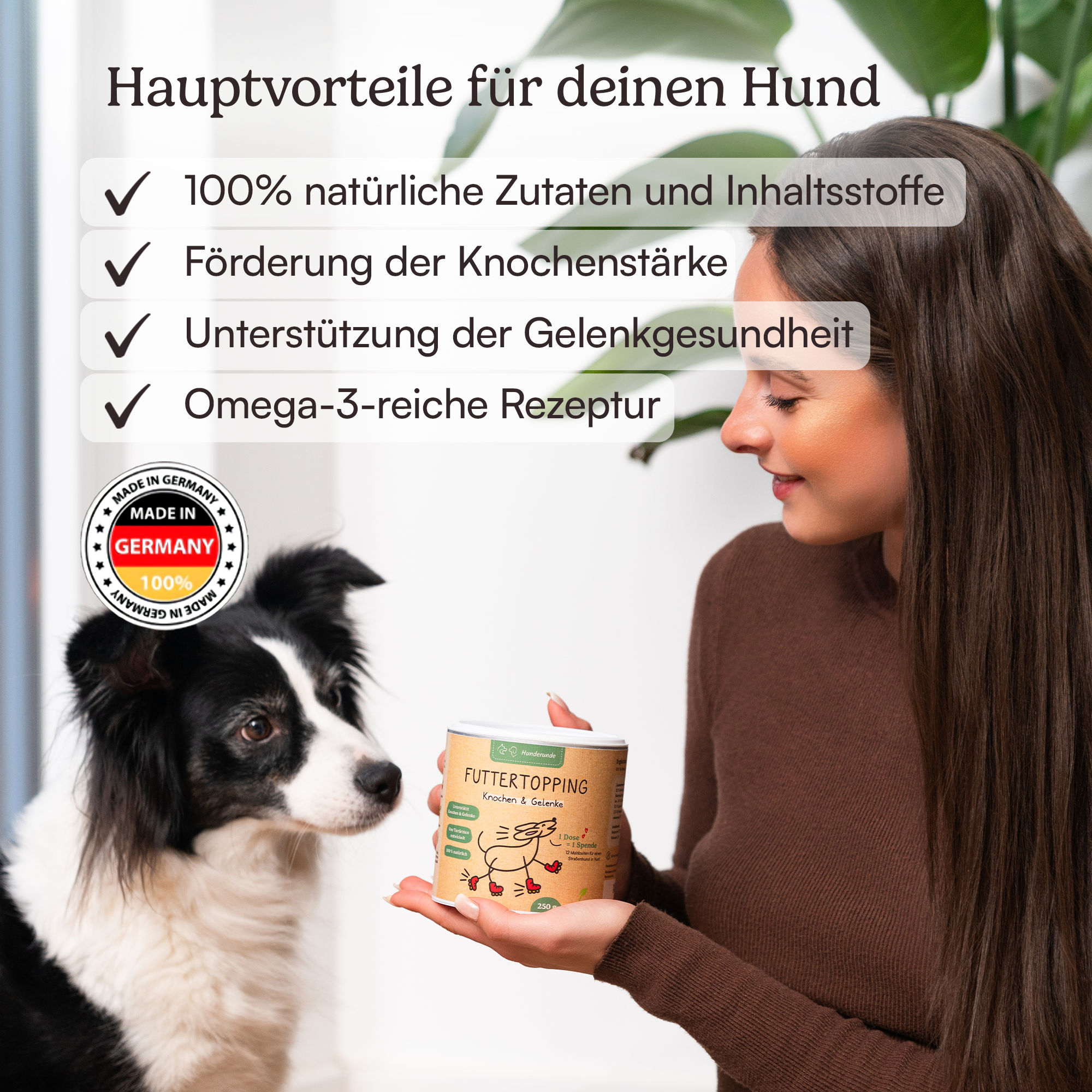 A woman shows a dog a can of Topping & Snack Bundle dog food; German text highlights the product's benefits.